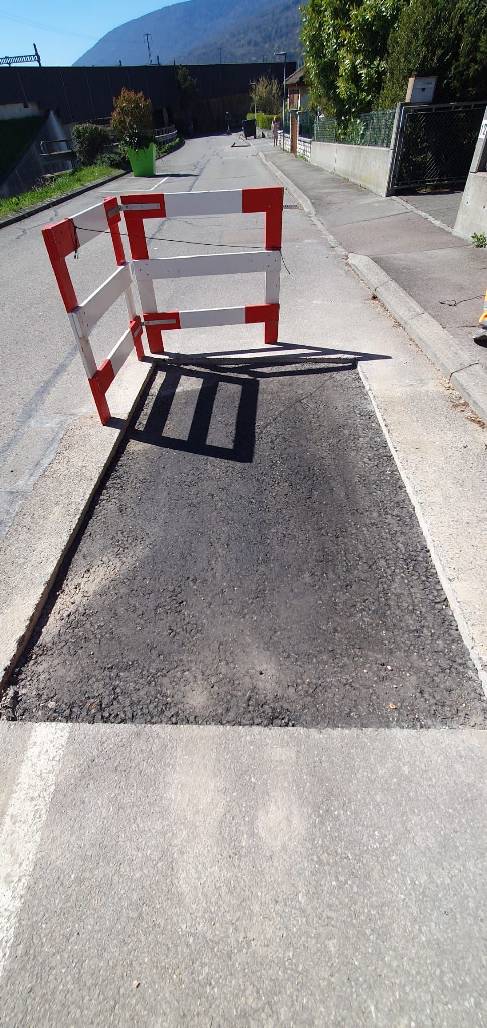 Une barrière rouge et blanche sur le bord d'une route