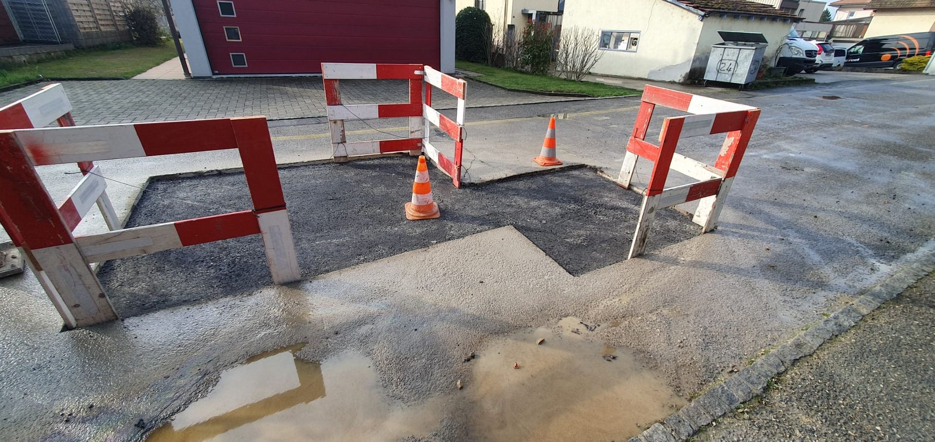 Une barrière rouge et blanche avec la lettre e dessus