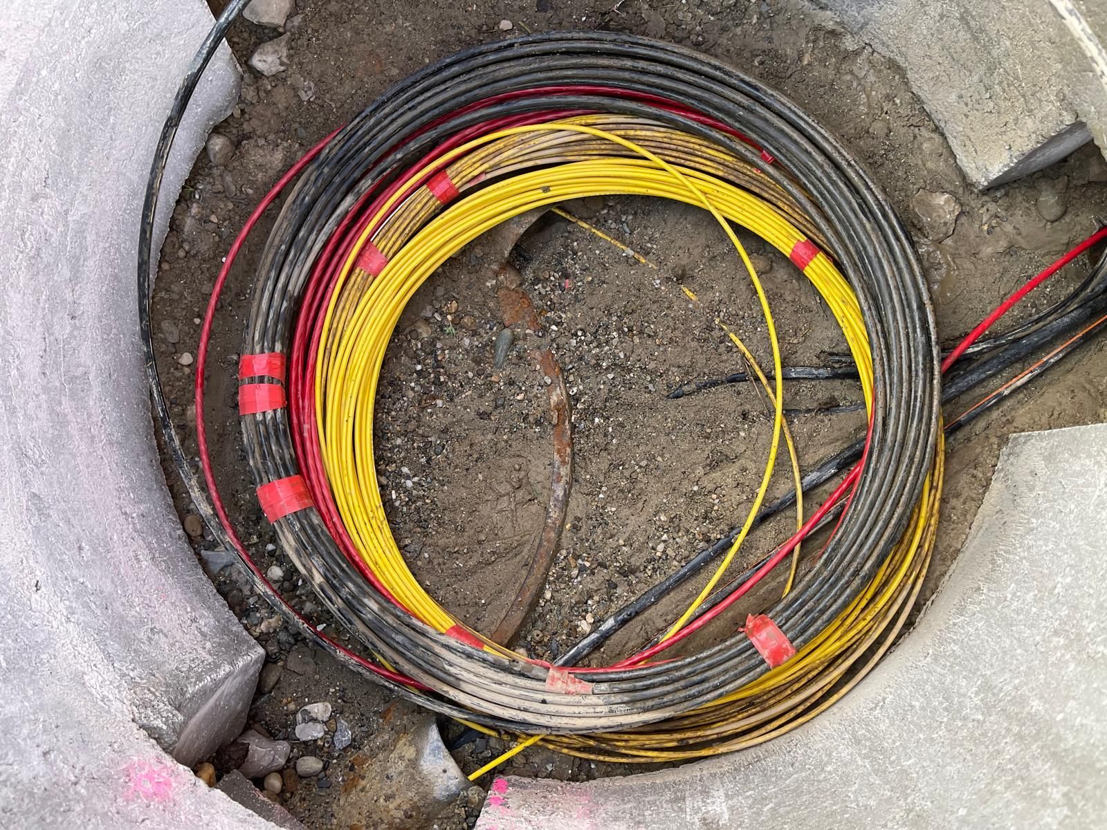 Un tas de fils électriques sont posés sur le sol en cercle