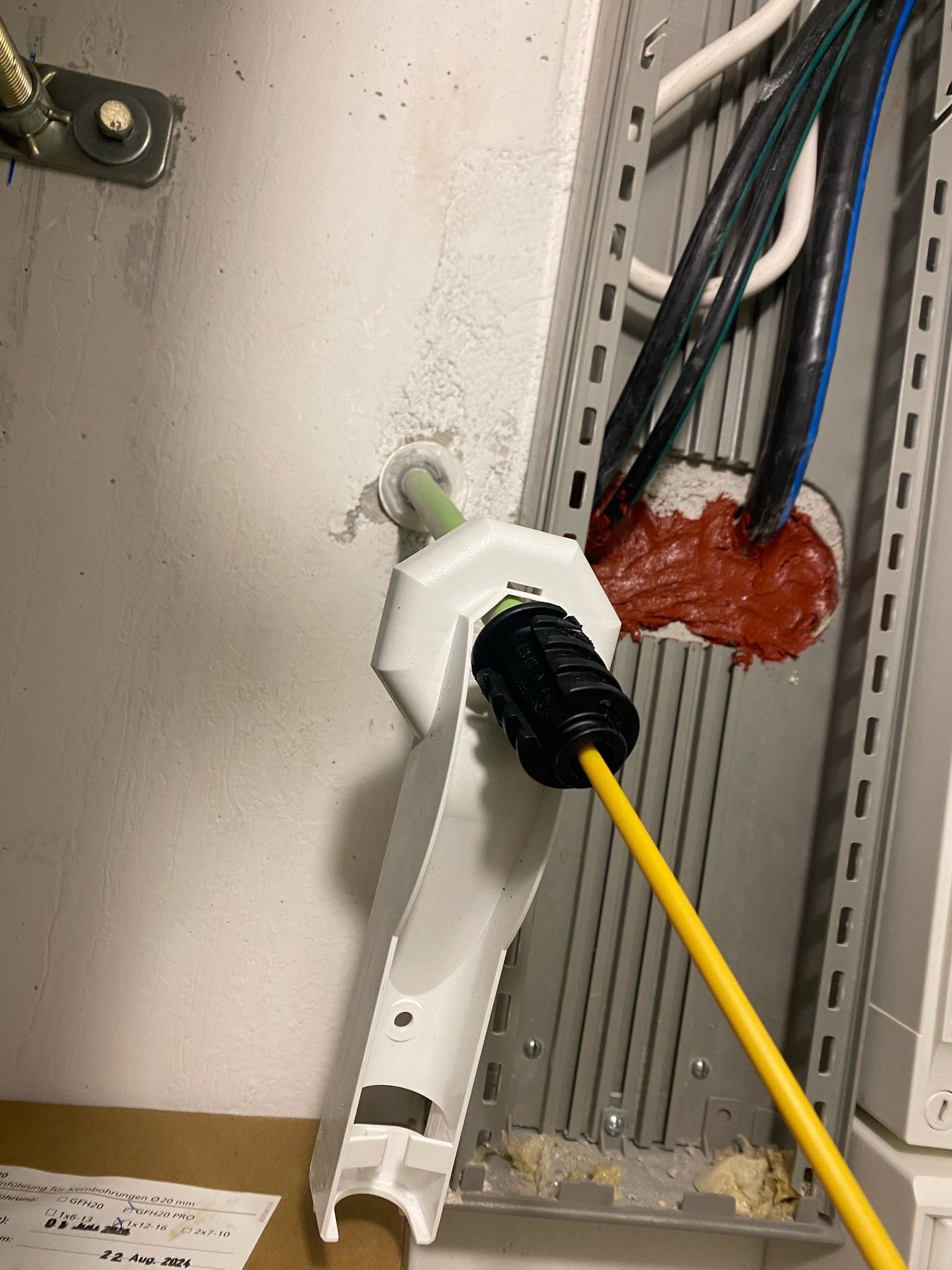 Un bâton jaune dépasse d'un trou dans un mur