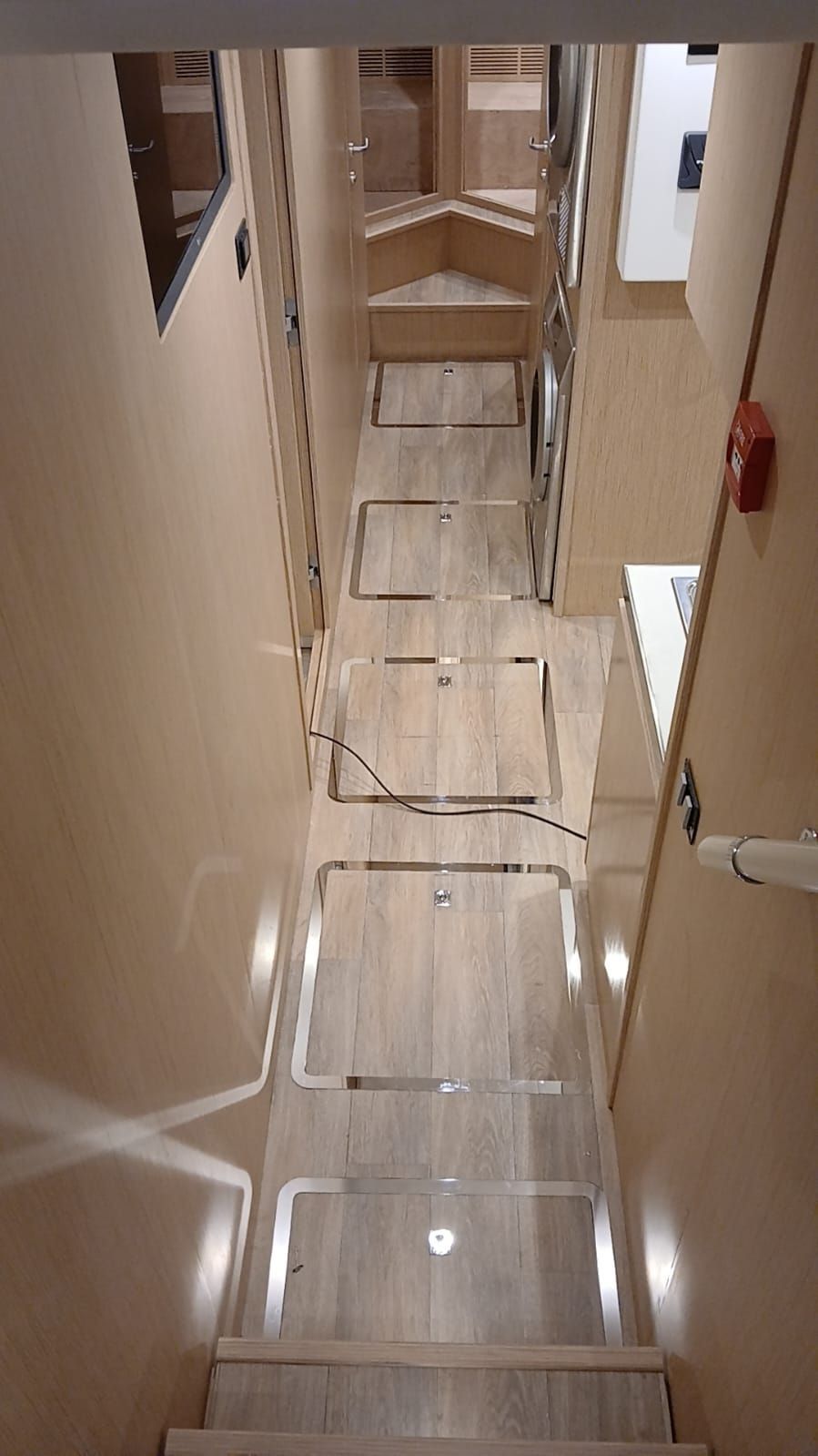 Un lungo corridoio con scale che portano in cima a una barca.