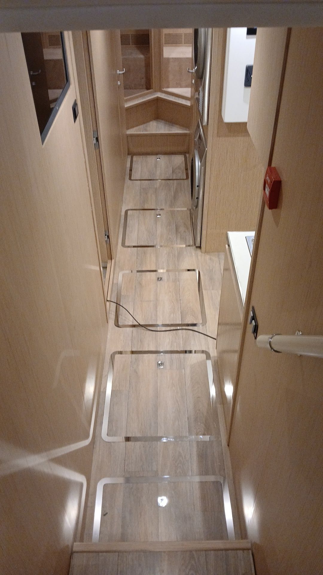 Una scala che porta a una stanza con pavimento in legno.