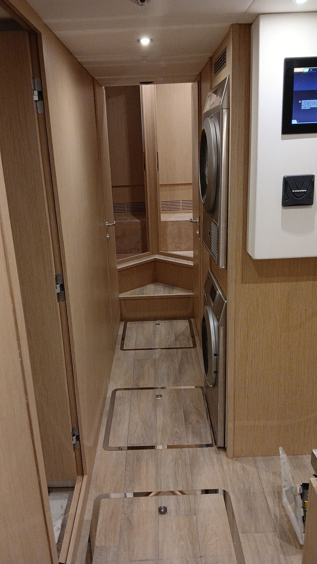 Un corridoio di una casa con lavatrice e asciugatrice.