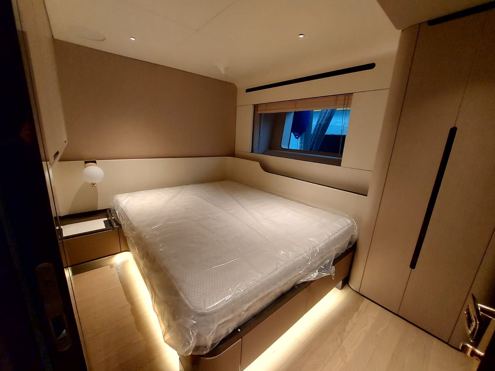 Una camera da letto con un letto grande e una finestra.