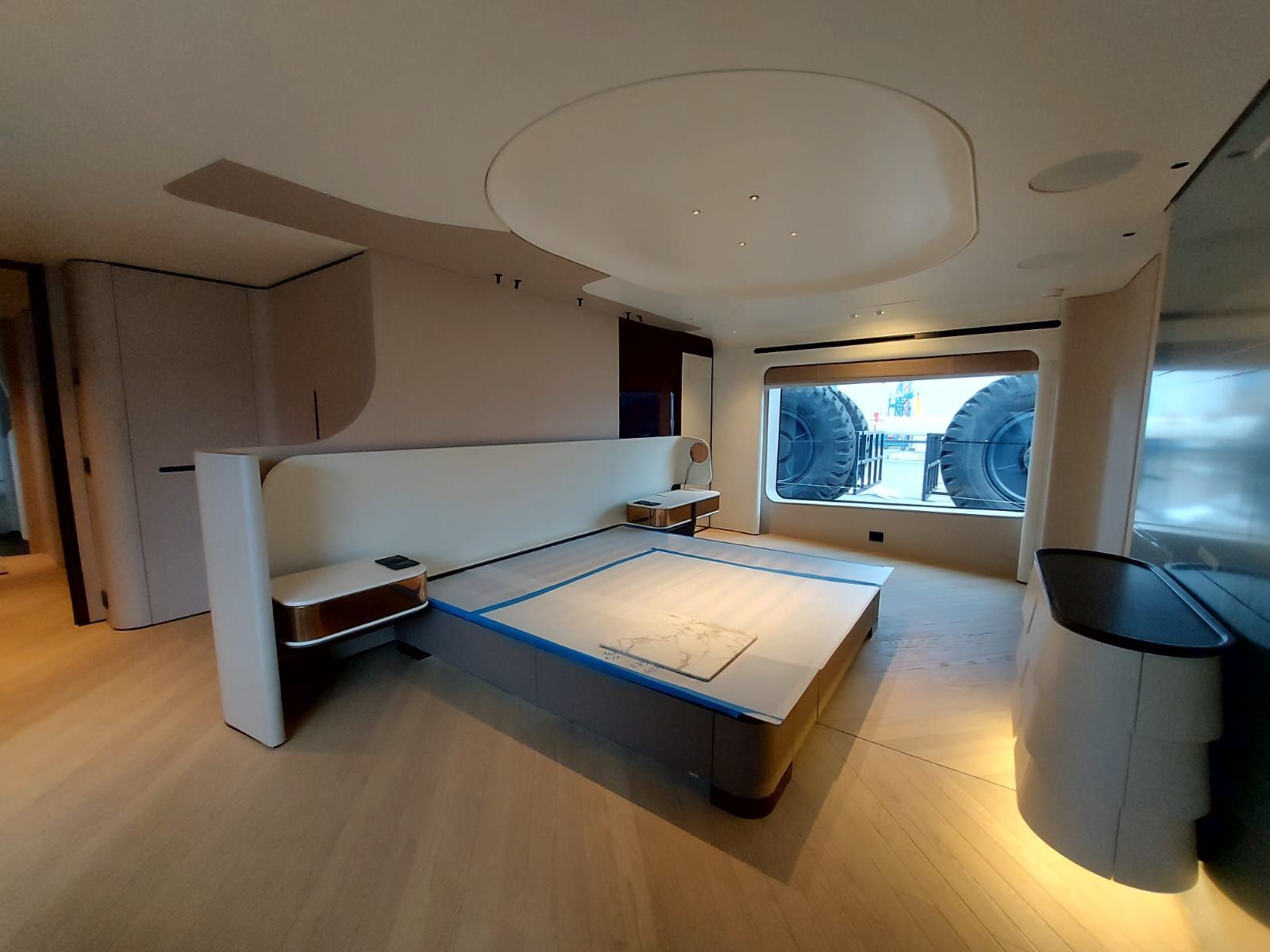 Una camera da letto con un letto grande e una finestra