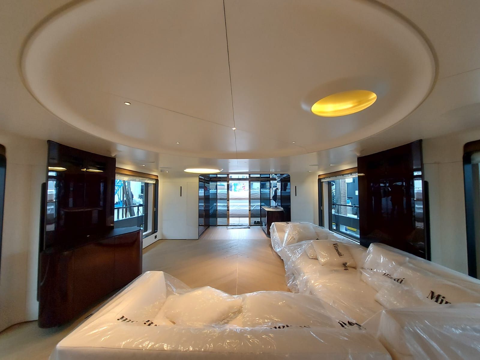 Un soggiorno vuoto con un divano avvolto nella plastica