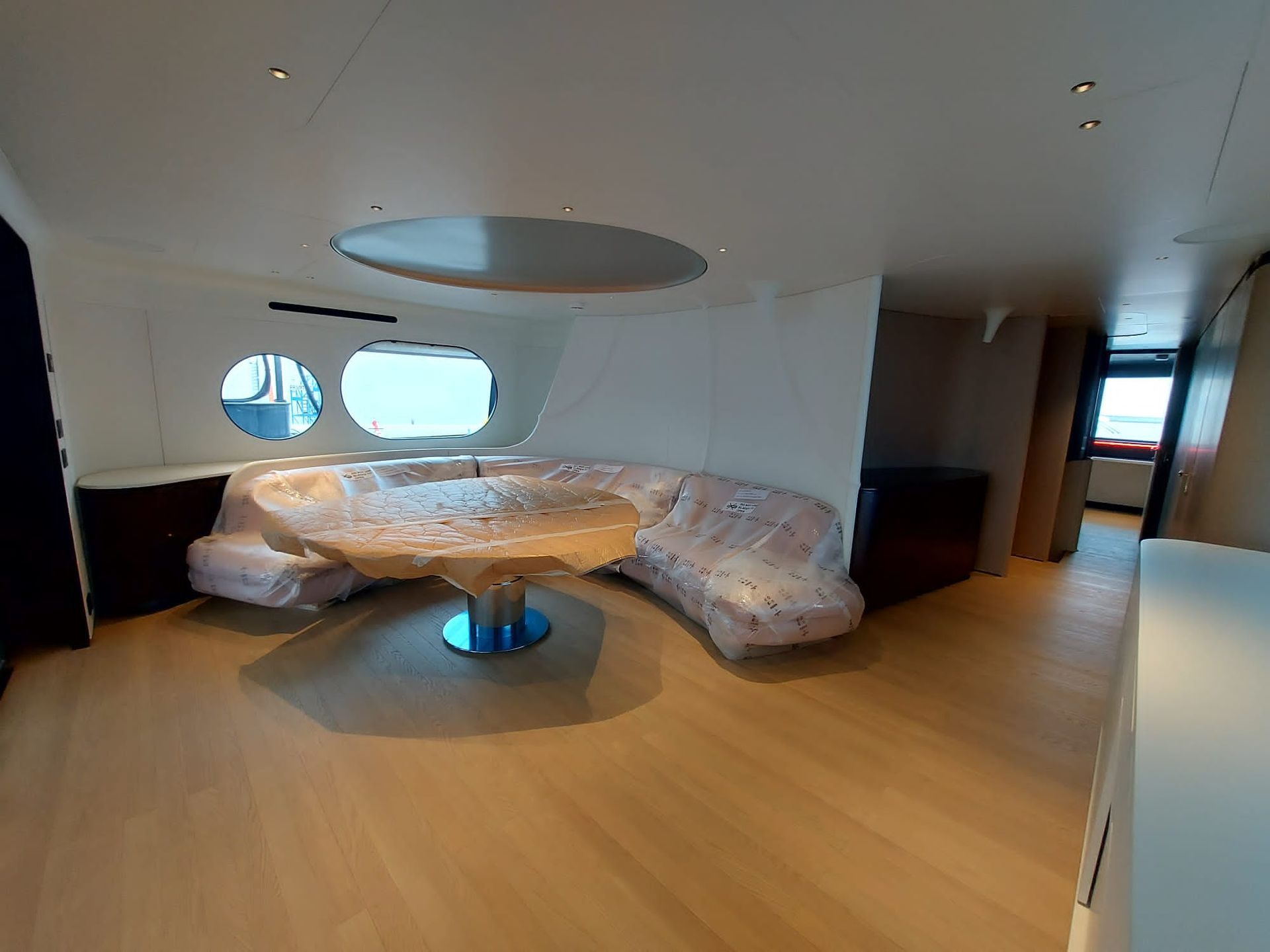 Un soggiorno con un tavolo e un divano avvolti nella plastica