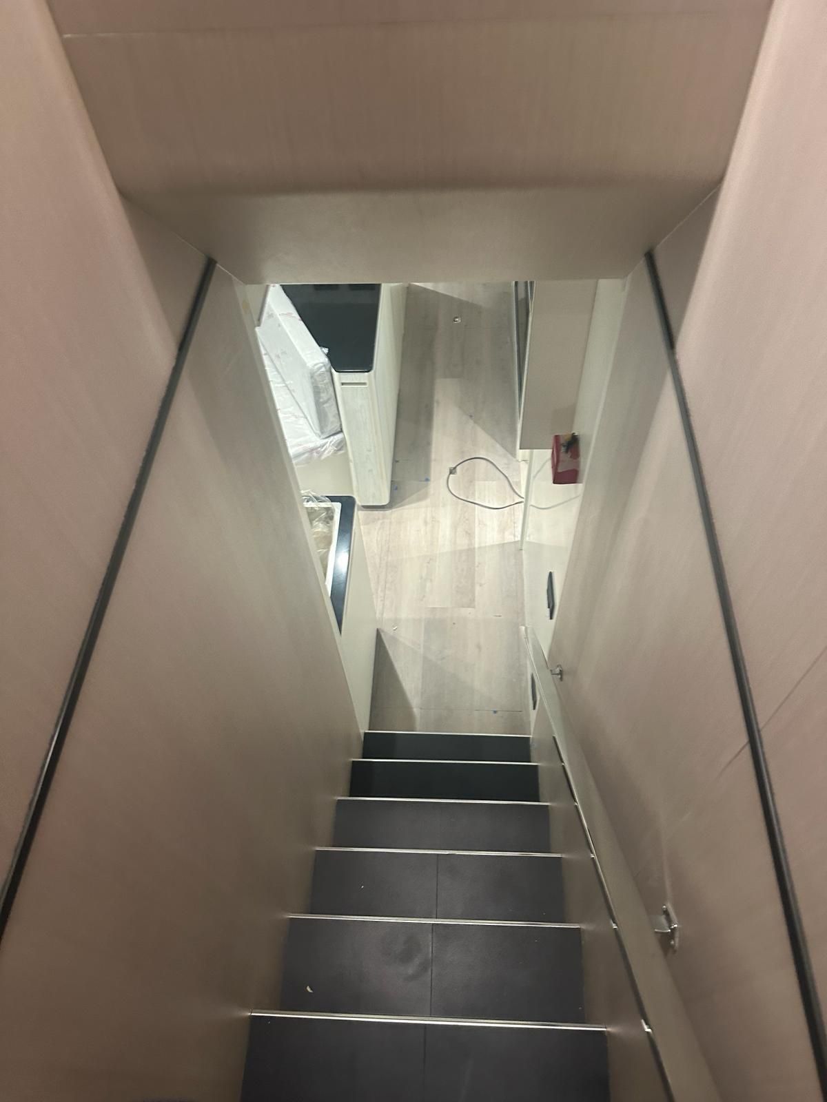 Una serie di scale che portano a una stanza di una casa.