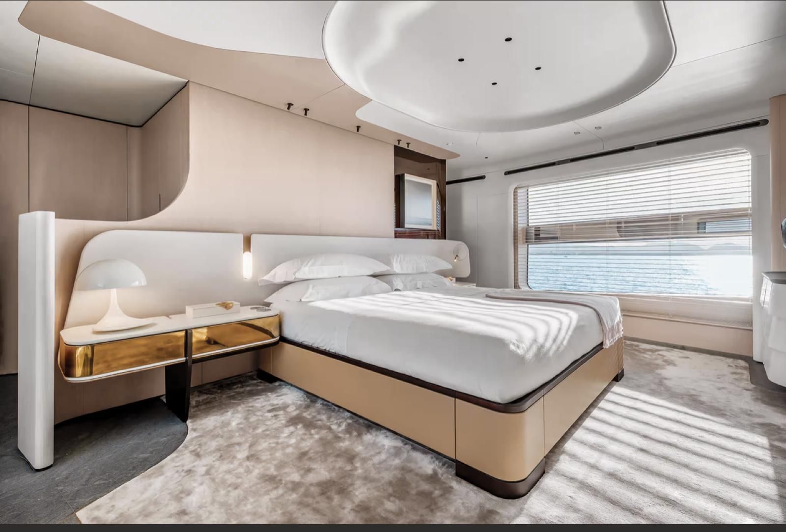 Una camera da letto con un letto grande e una grande finestra.