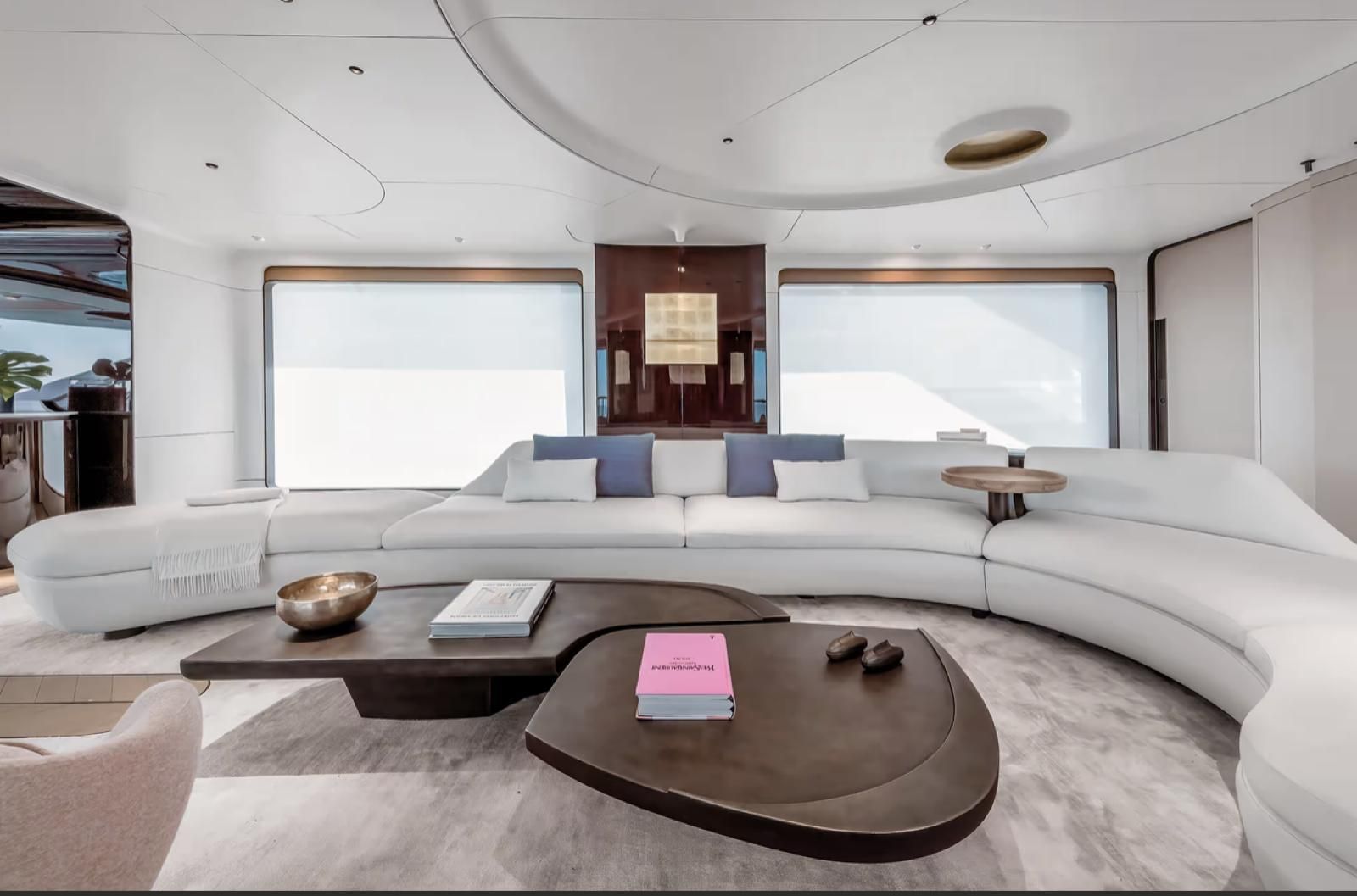 Un soggiorno con un divano curvo e un tavolino da caffè