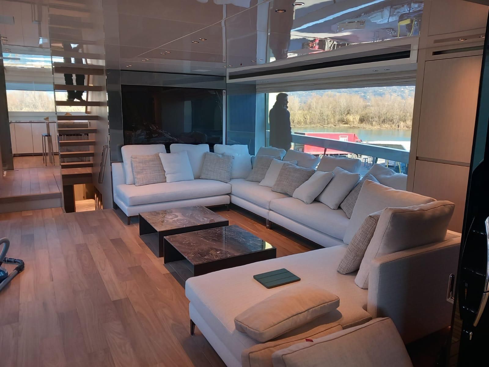 Un soggiorno con un grande divano componibile e un tavolino da caffè