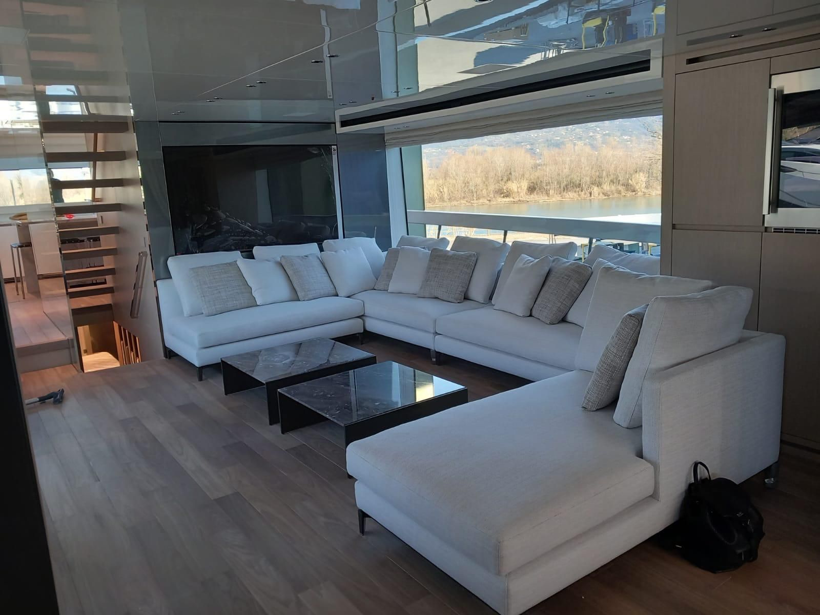 Un soggiorno con un grande divano componibile e due tavolini da caffè