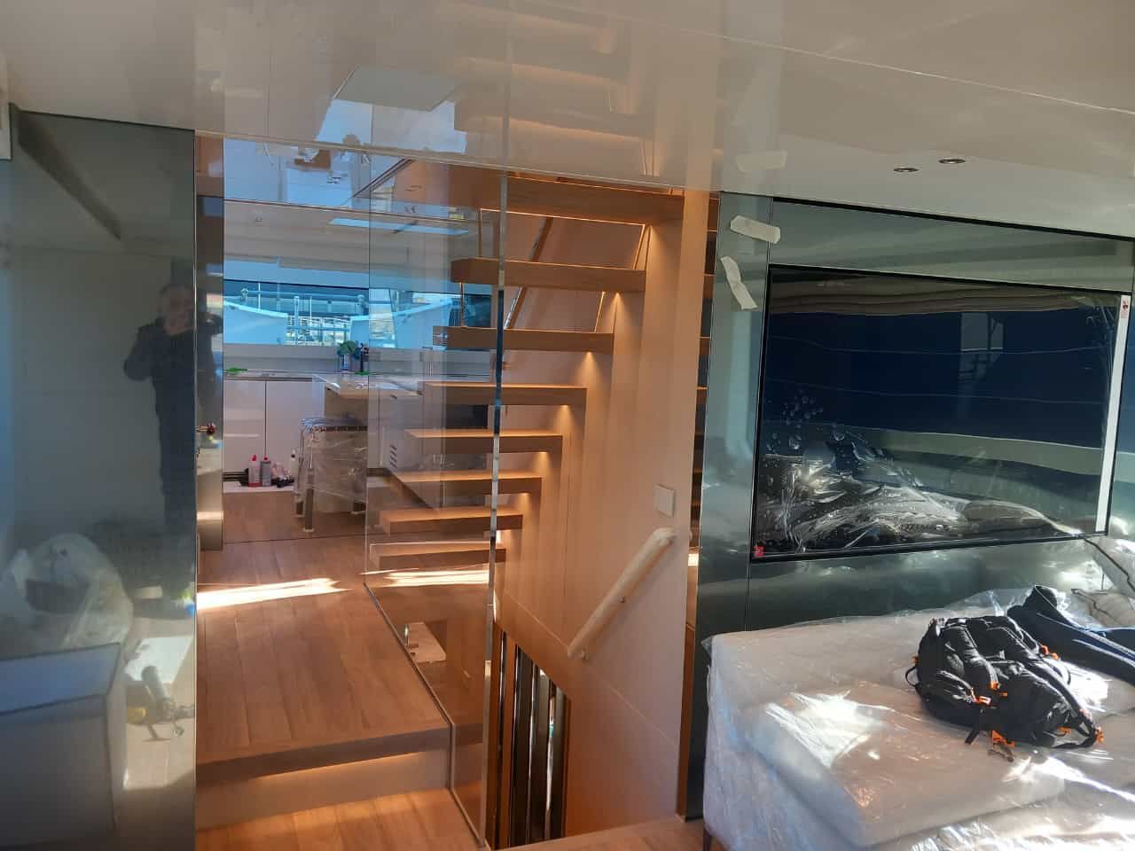 C'è una scala che porta al secondo piano di una barca.