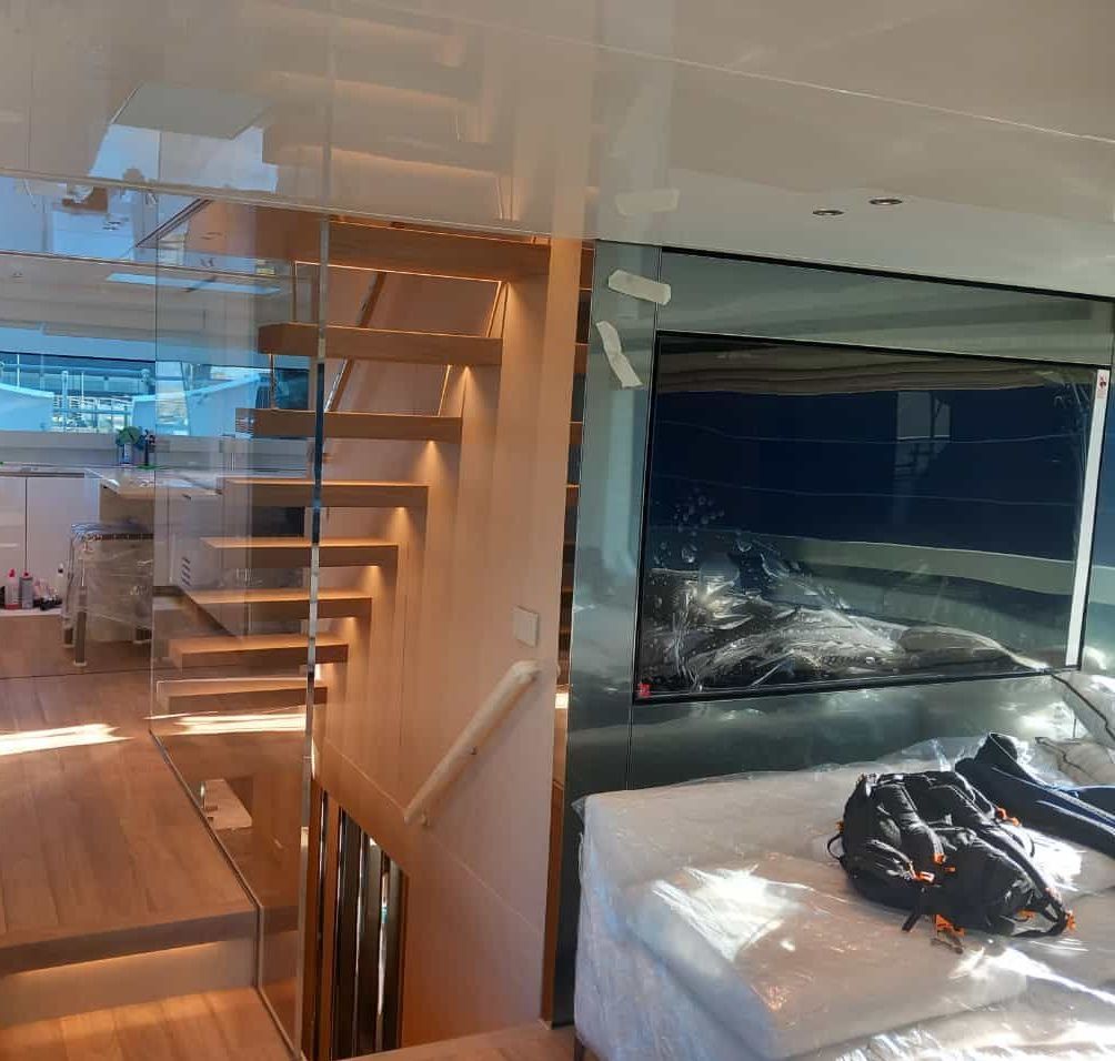 Una stanza con una scala e una tv sul muro