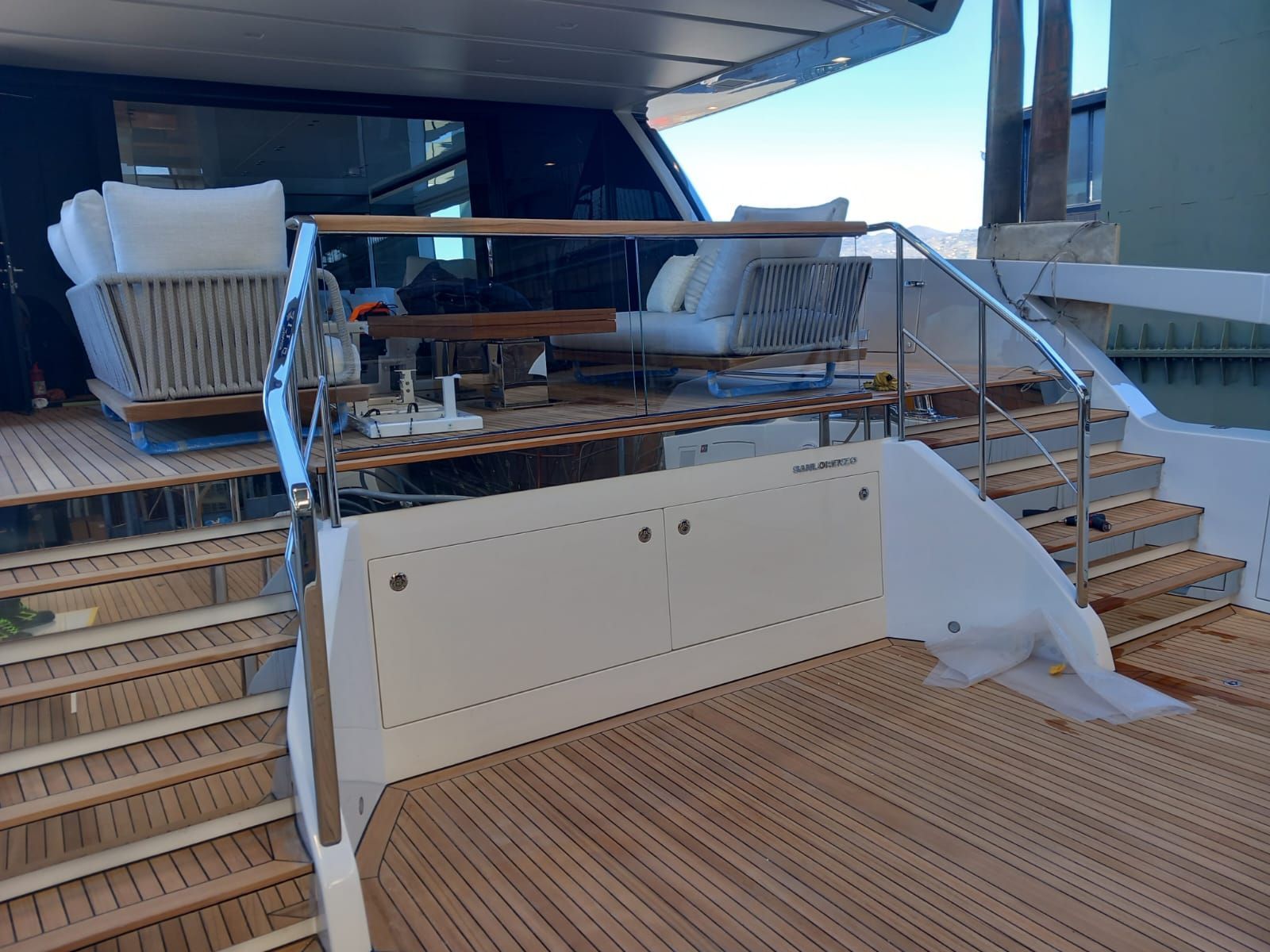 Una barca con ponte e scale in legno e ringhiera in acciaio inossidabile.