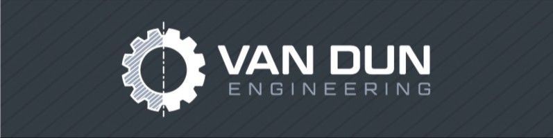 Logo voor Van Dun Engineering, met een tandwielpictogram en tekst op een donkergrijze achtergrond.