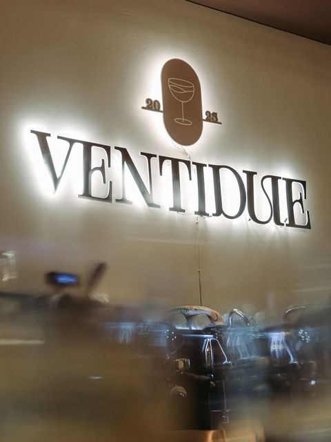 Una ciotola di salsa di pomodoro con un pezzo di pane dentro.