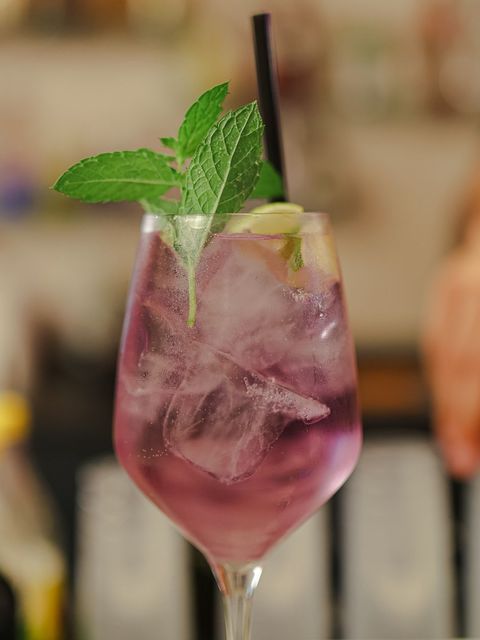 Un piatto di cibo e una bottiglia di vino su un tavolo.