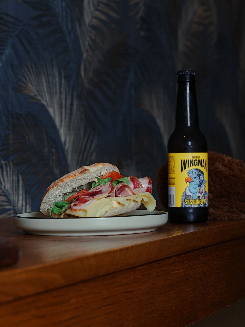 Un tavolo in un ristorante con bicchieri, posate e un vaso sopra.