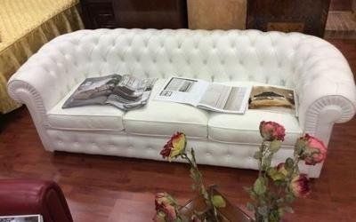divano bianco tre posti
