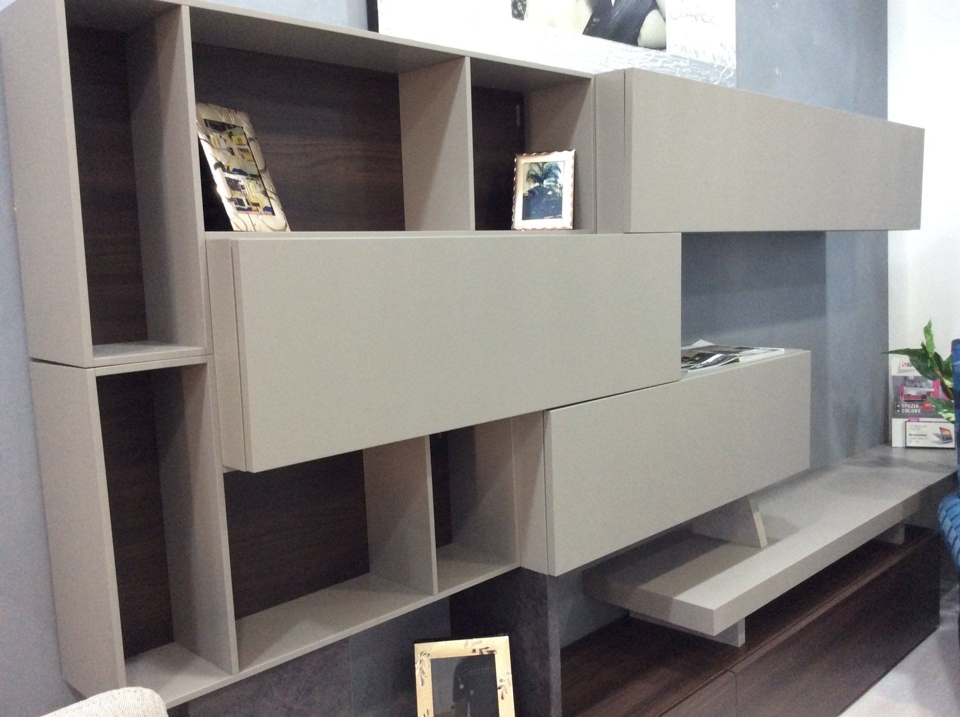 mobile grigio per soggiorno