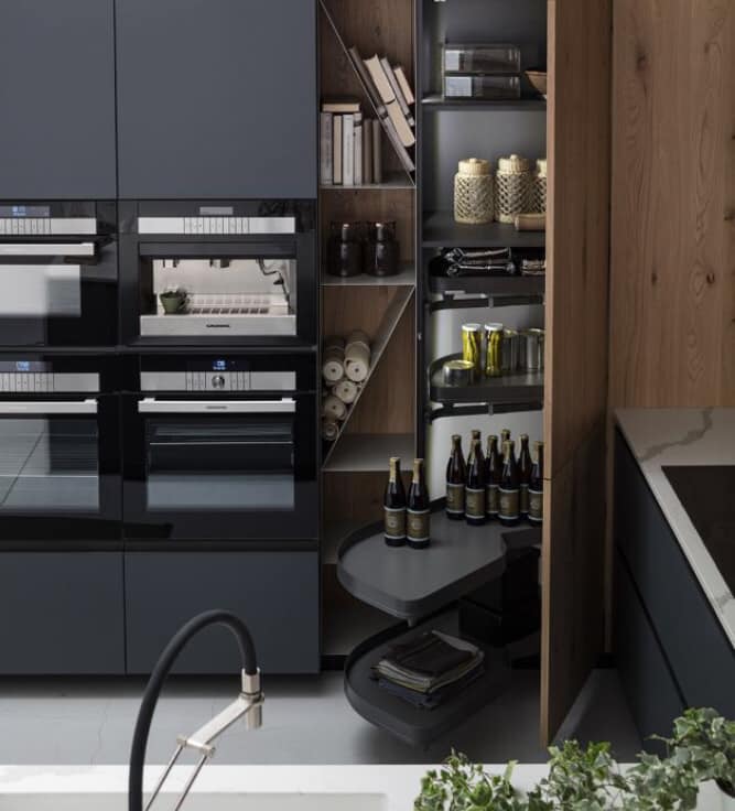 cucina con elettrodomestici