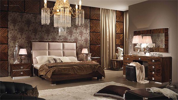 camera matrimoniale con arredi completi e lampadario