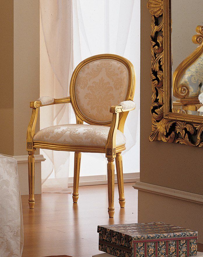 sedia con inserti dorati stile classico