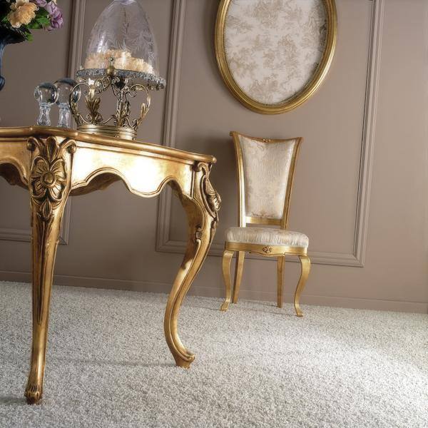 sedia con inserti dorati