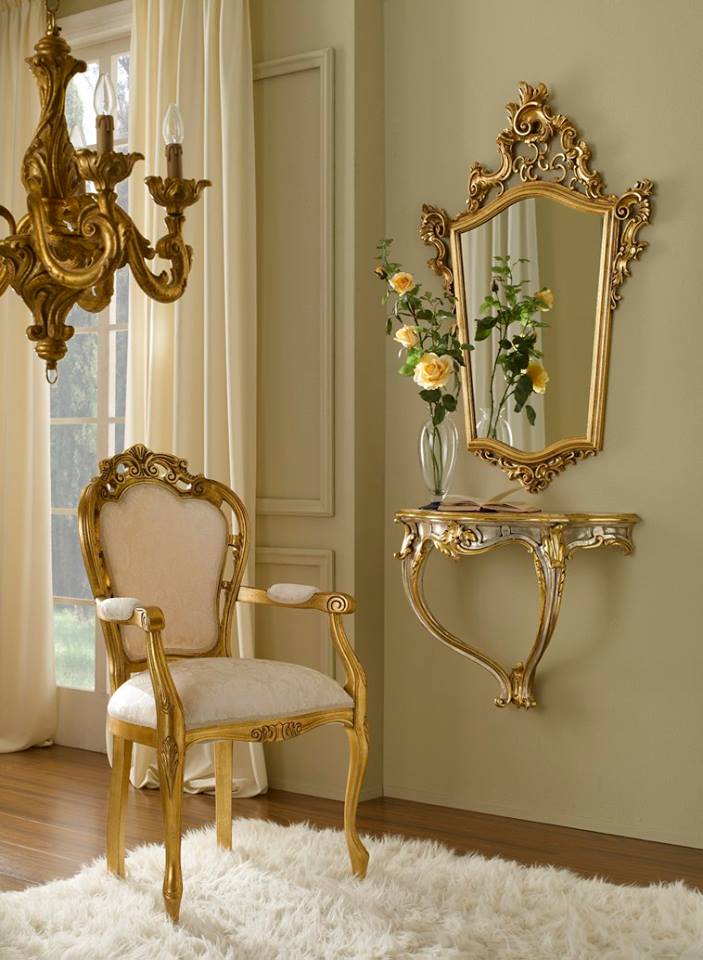 sedia e specchio con inserti dorati