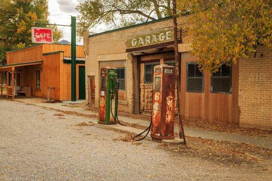 due distributori di benzina e un garage