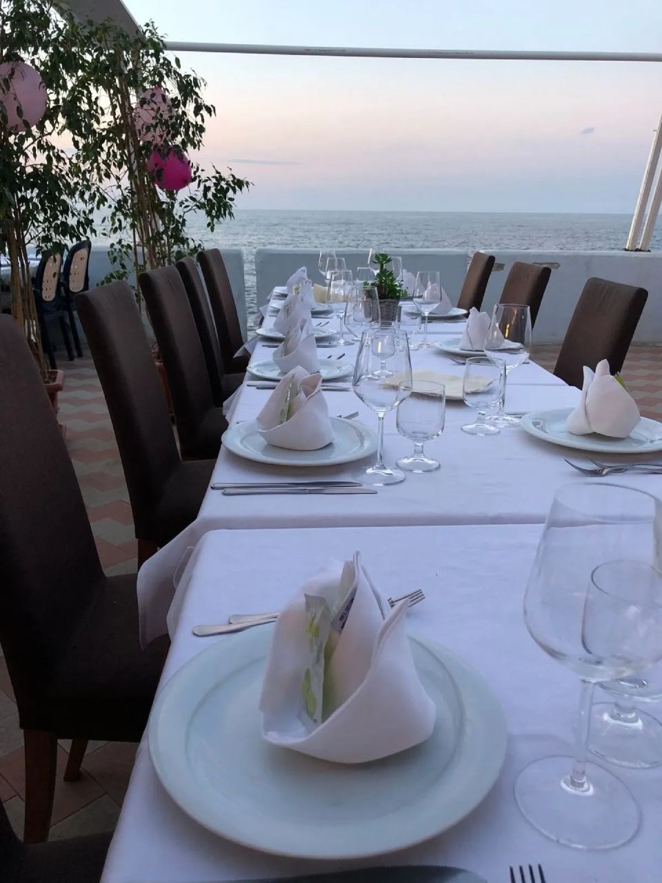 tavoli apparecchiati all'aperto vista mare