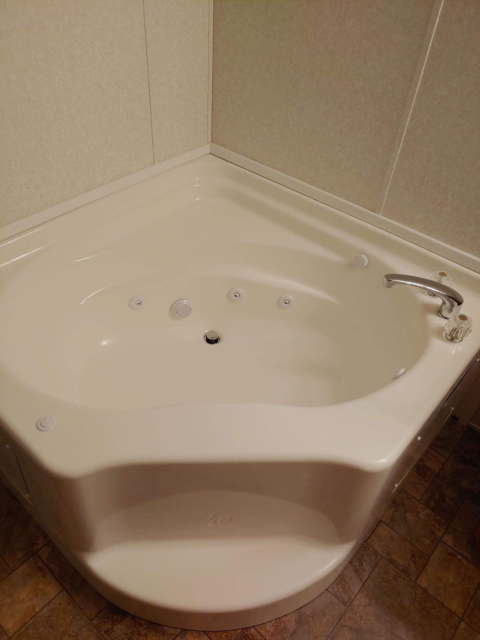 clean jacuzzi tub