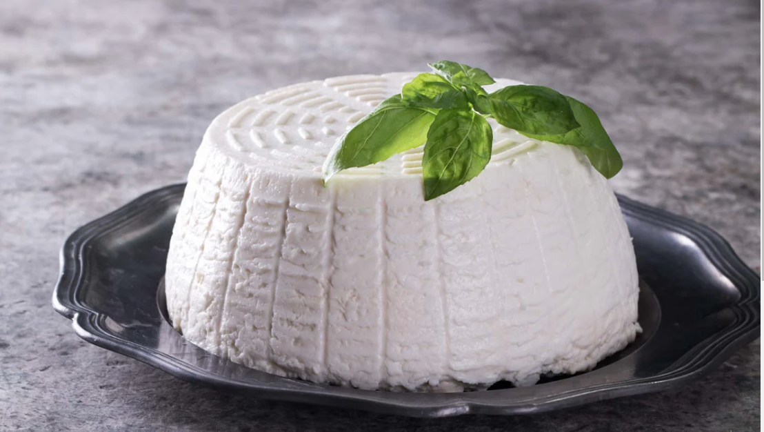 Una pizza è appoggiata su un piatto davanti al forno.