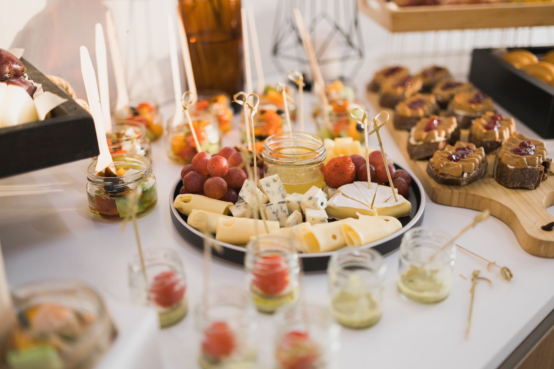Un tavolo da buffet con una varietà di cibi e bevande.