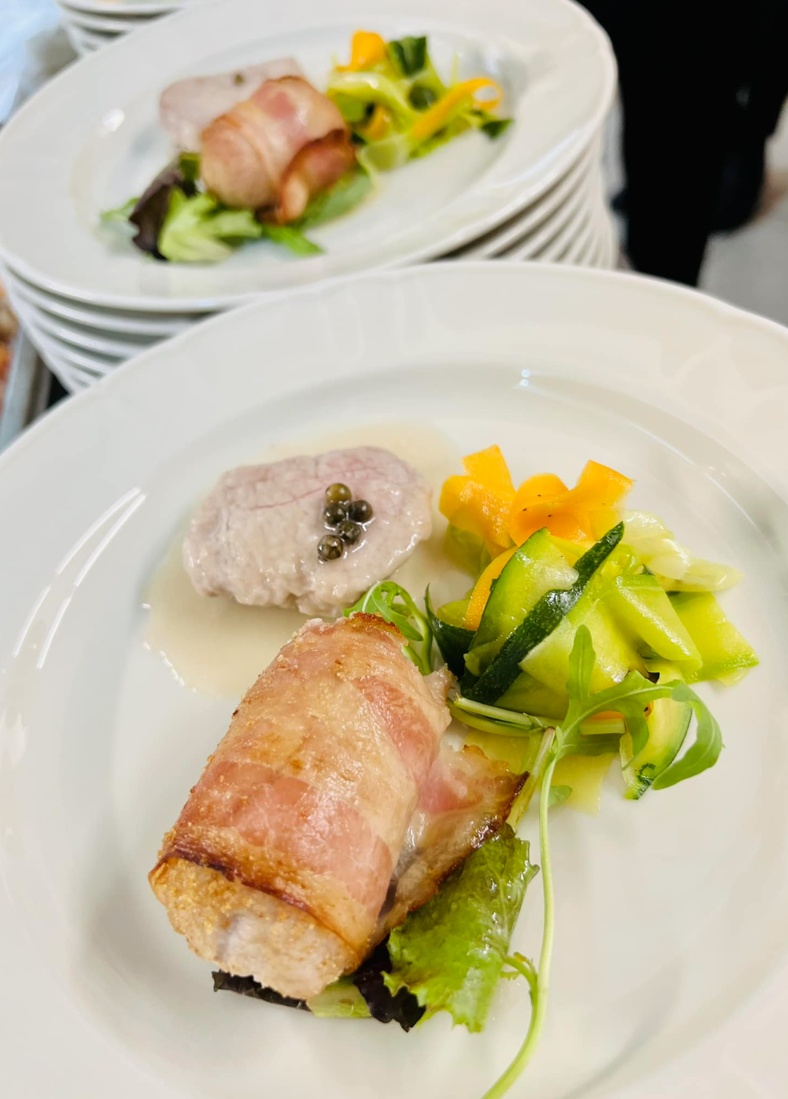 Un primo piano di un piatto di cibo con carne e verdure su un tavolo.