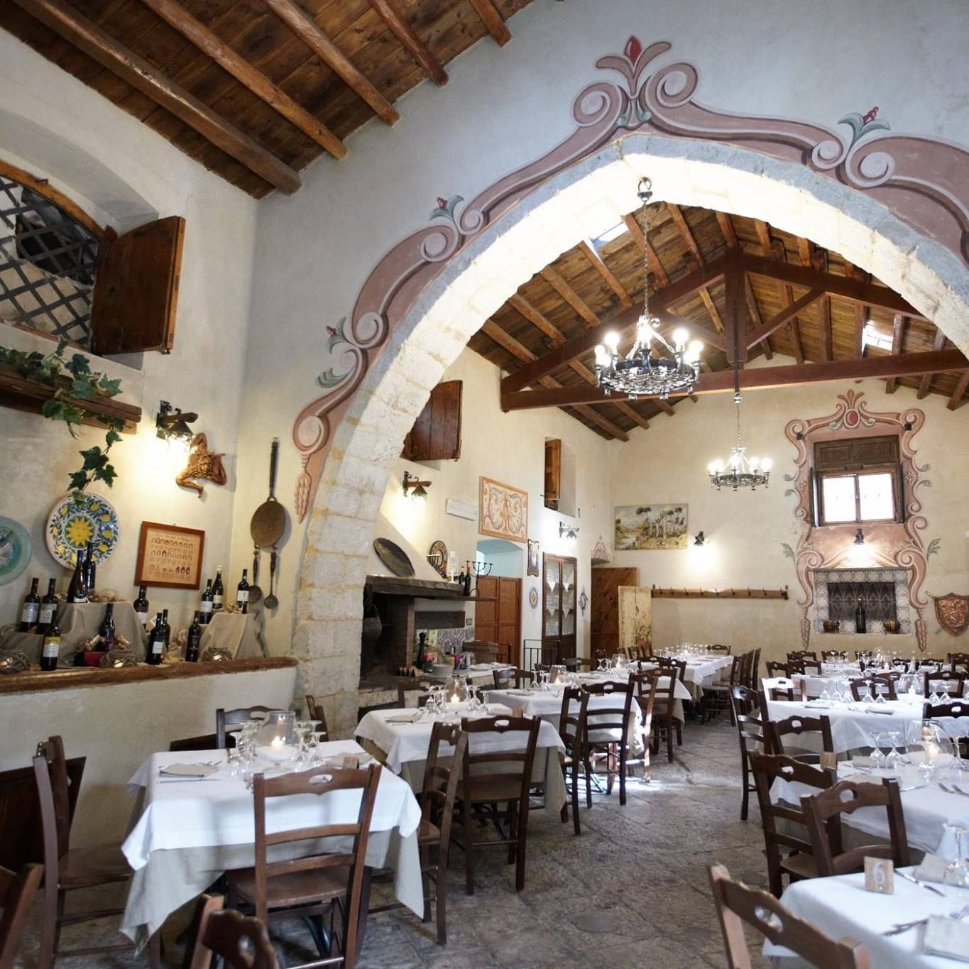 Un ristorante con tavoli e sedie e un lampadario