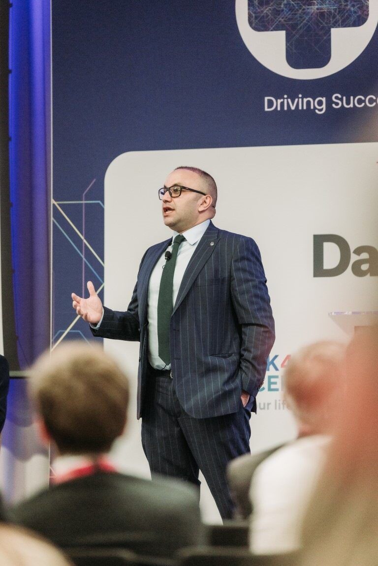 Dr. Loiy Alkhatib doing surgery