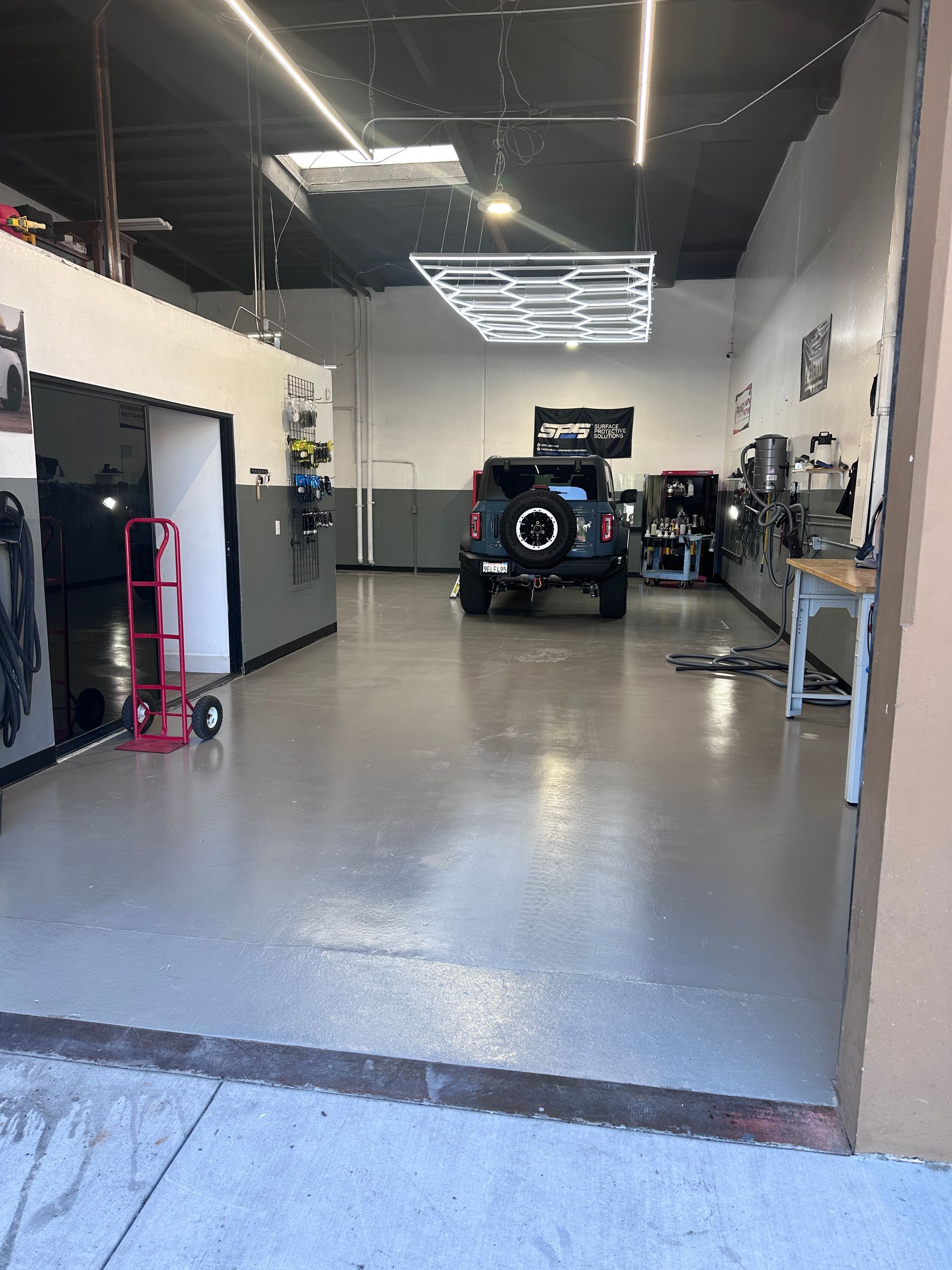 A jeep is parked in a garage in a garage.