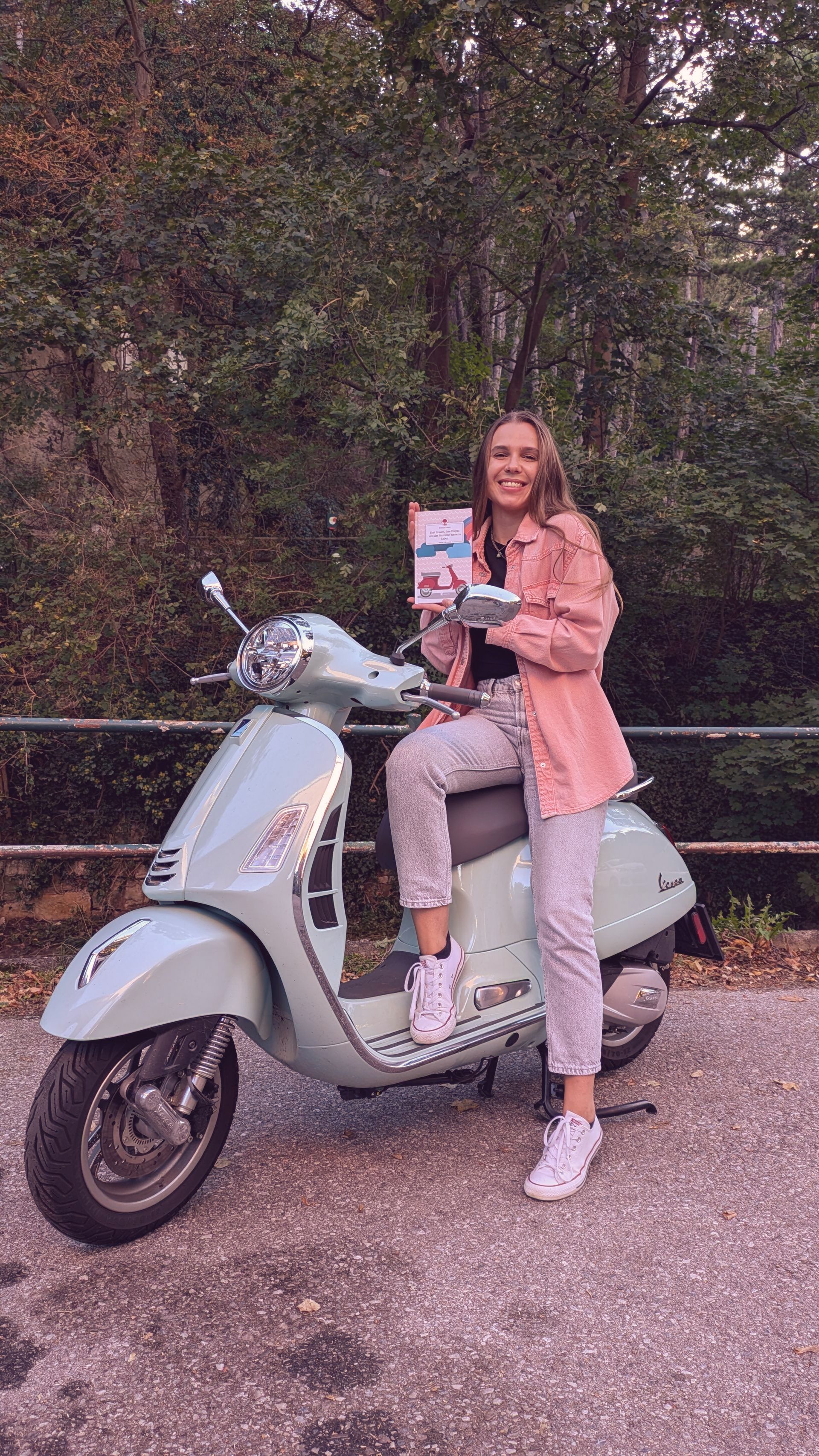 Belinda Simon auf ihrer Vespa, Stimmungsbild, Drei Frauen, ihre Vespas und das Sturmtief namens Leben, Kurzgeschichte
