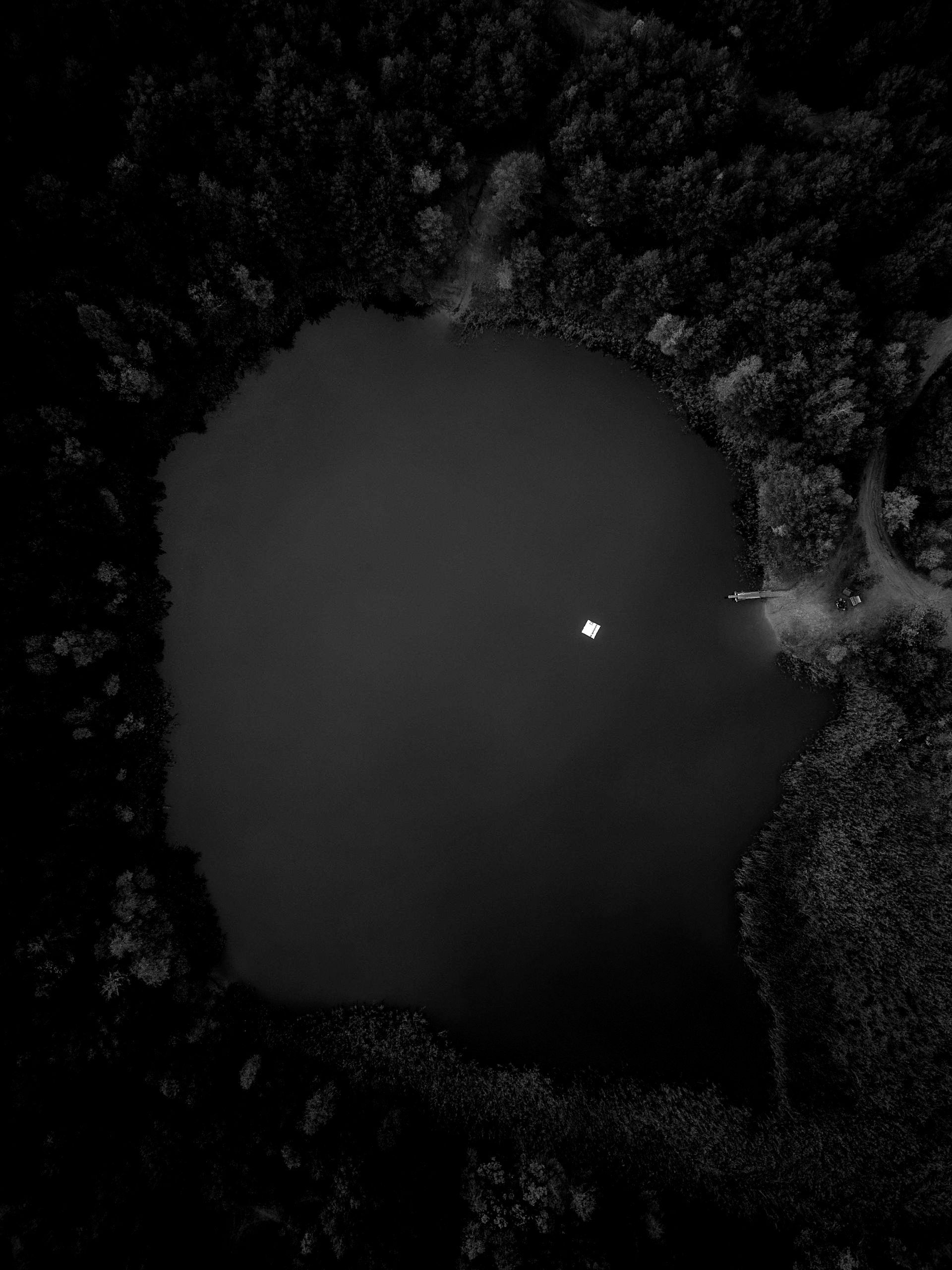 Drohnenaufnahme von einem See, Stimmungsbild, Tiefgründig, Thriller