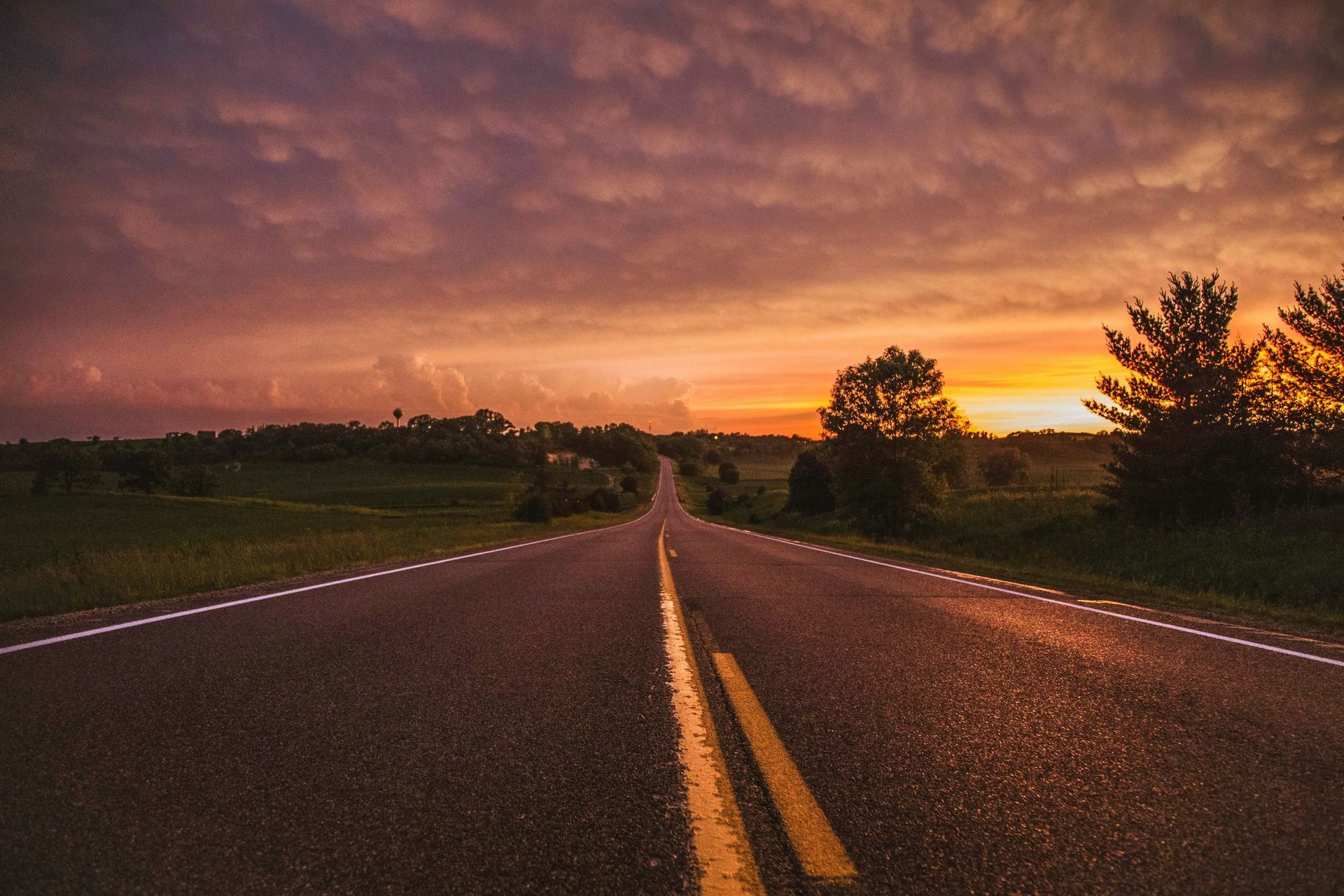 Straße und Sonnenuntergang, Stimmungsbild, Drei Frauen, ihre Vespas und das Sturmtief namens Leben, Kurzgeschichte