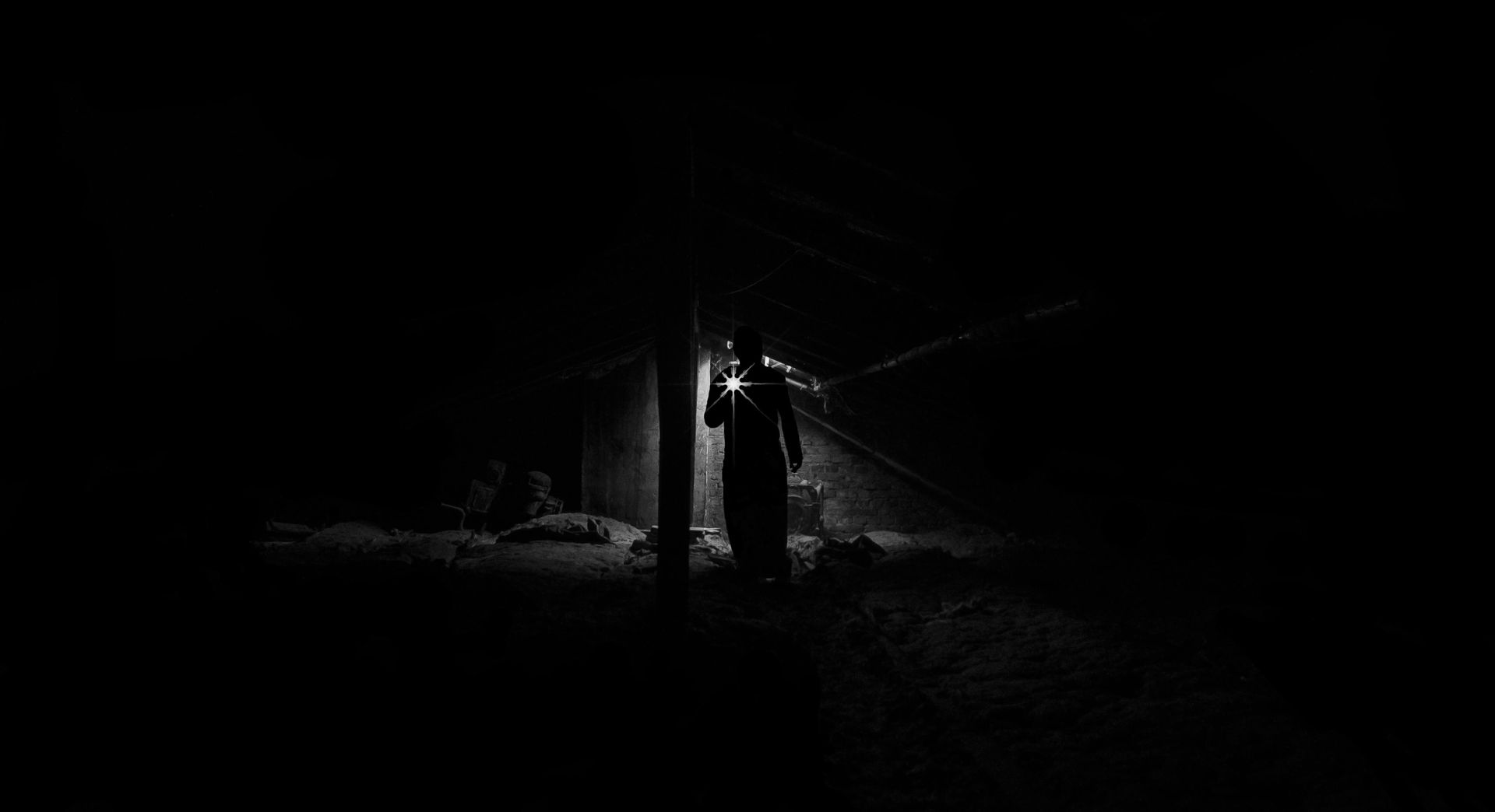 Person mit Taschenlampe, Stimmungsbild, Tiefgründig, Thriller