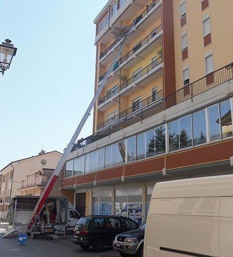 scala aerea durante un trasloco