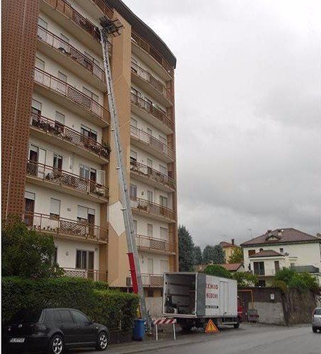scala aerea per traslochi ai piani alti