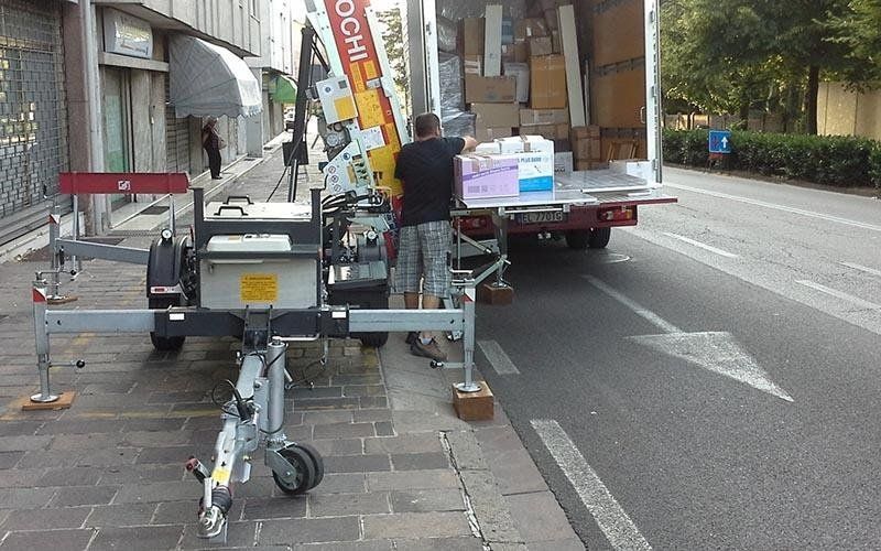 Particolare della base di un montacarichi elettrico