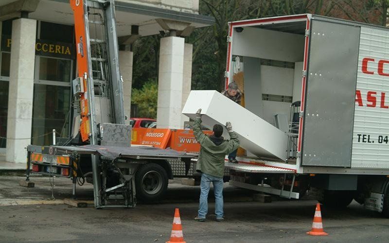 Operaio durante il carico di un camion per traslochi