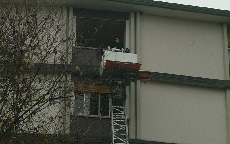 operai durante il carico di una scala aerea