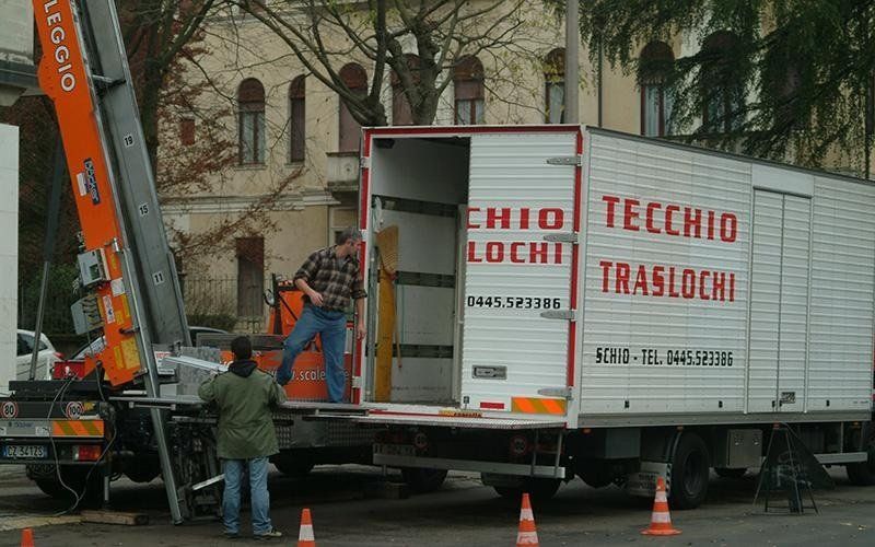 operai durante un trasloco