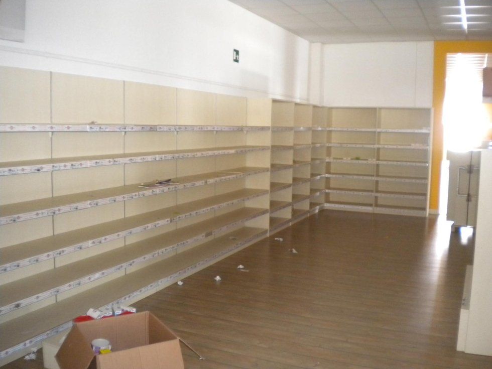 scaffali di un ufficio durante un trasloco